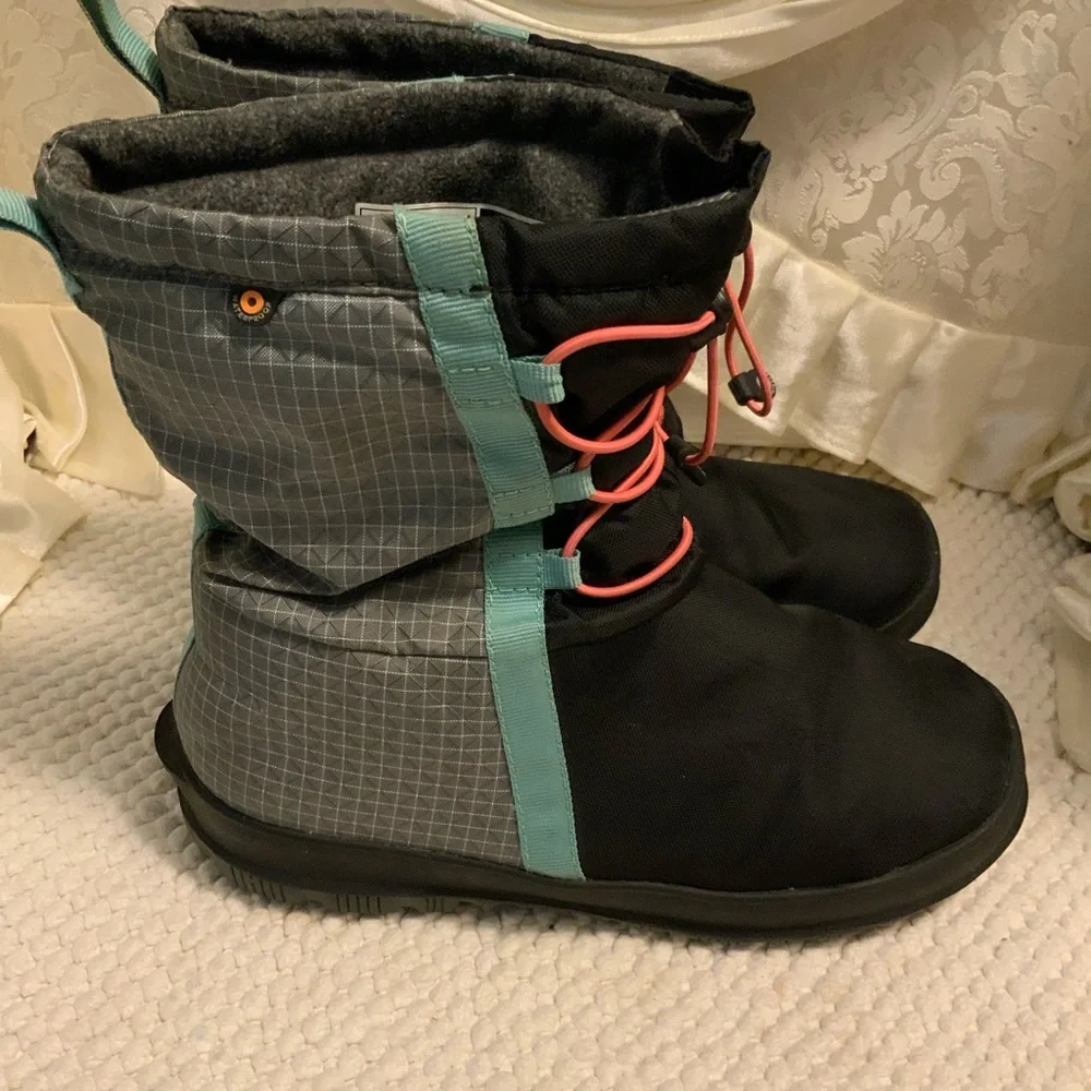 BOGS SNOW BOOTS